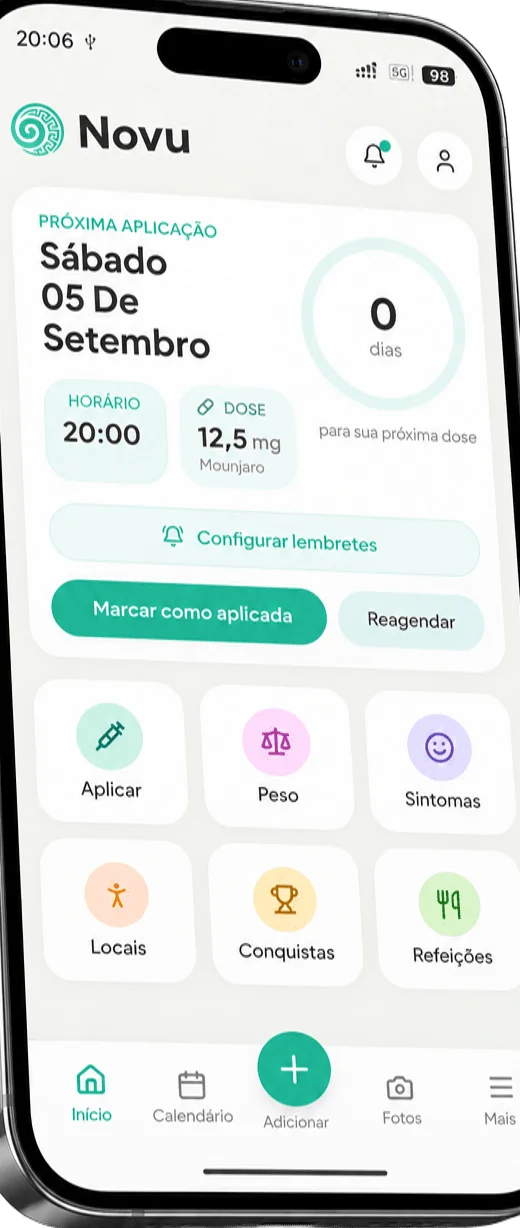 Tela inicial do Novu no iPhone, com a próxima aplicação de Mounjaro, horário, dose e atalhos para registrar